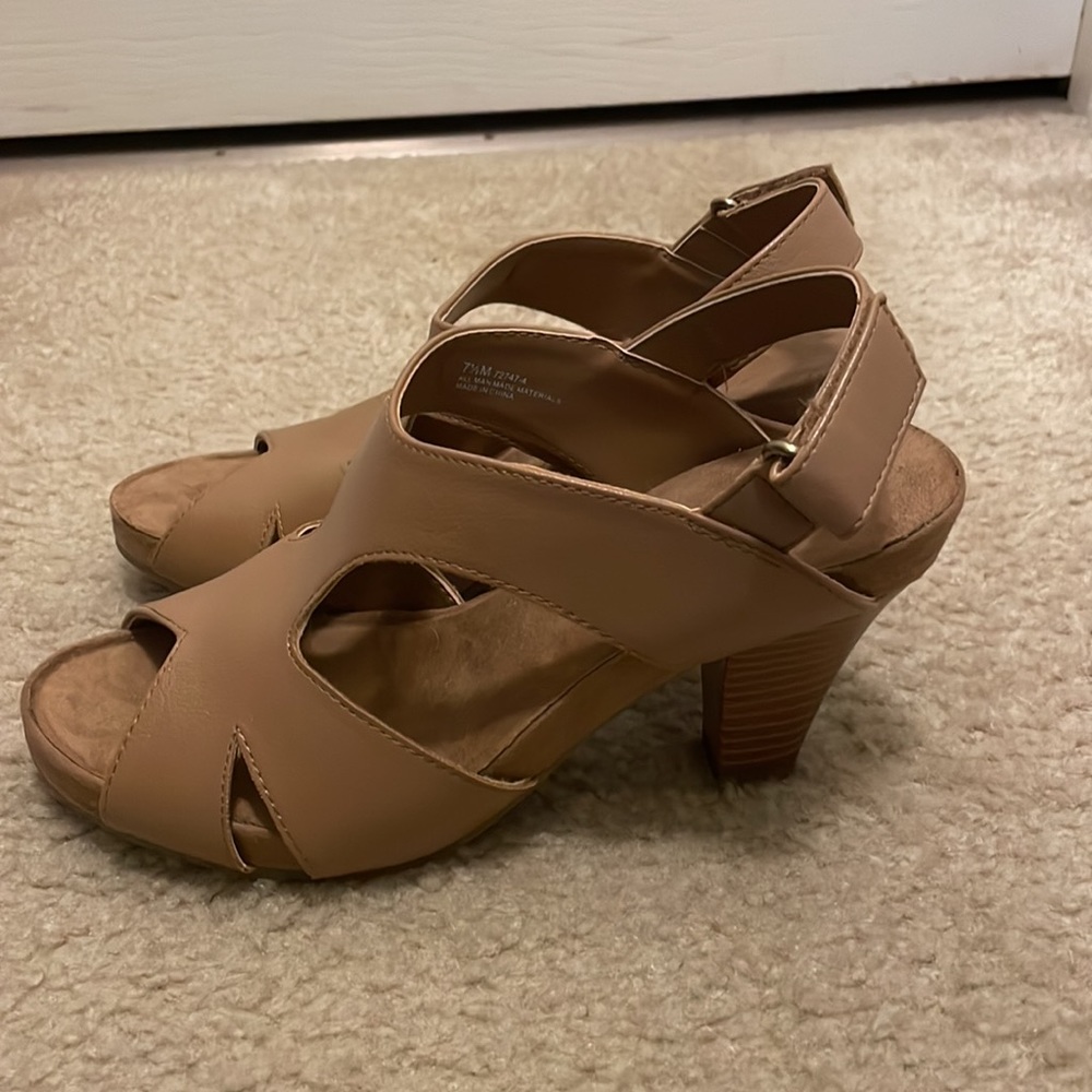 Tan heels - Picture 2 of 4